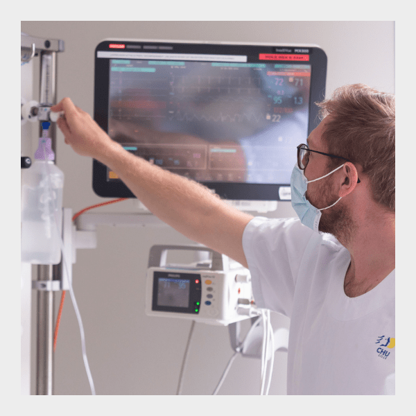 Les techniciens du service de réanimation et médecine intensive du CHU de Lille